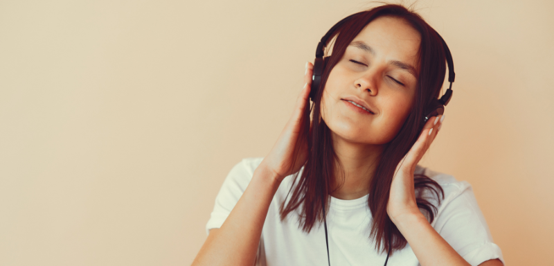 Woman listening music on Deezer.